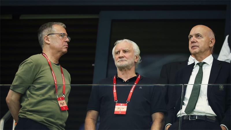 DFB-Präsident Bernd Neuendorf (r) hat schnell gehandelt. Neben ihm Sportdirektor Rudi Völler und Gesdchäftsführer Andreas Rettig, der auch gehen wird. (Archivild)