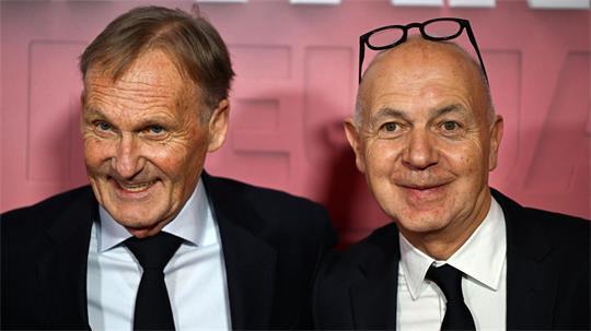 DFB-Präsident Bernd Neuendorf (r) und Ligapräsident und DFB-Vize Hans-Joachim Watzke sollen zu Jürgen Klopp in die USA reisen. (Archivbild)