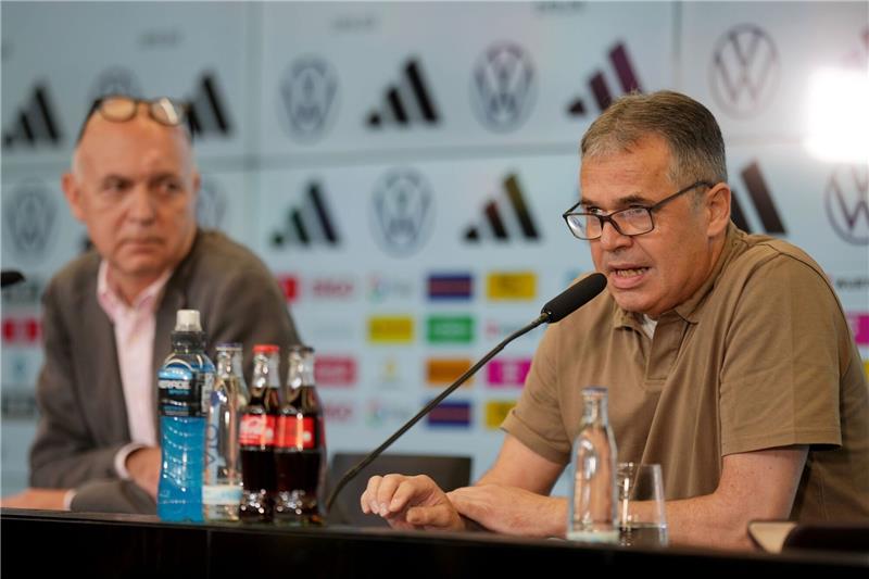 DFB-Präsident Bernd Neuendorf stellt in einer Pressekonferenz in Frankfurt Andreas Rettig (rechts) als neuen DFB-Geschäftsführer Sport vor. Foto: dpa