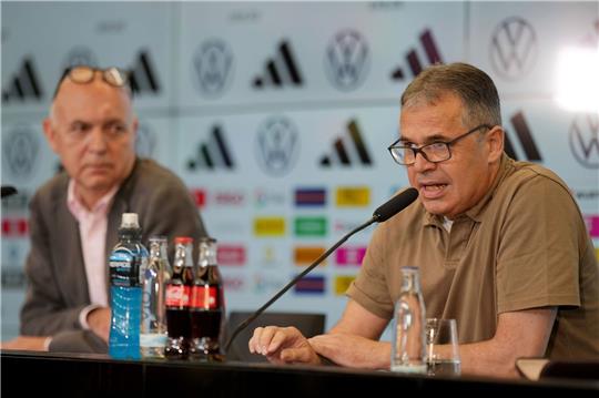 DFB-Präsident Bernd Neuendorf stellt in einer Pressekonferenz in Frankfurt Andreas Rettig (rechts) als neuen DFB-Geschäftsführer Sport vor. Foto: dpa