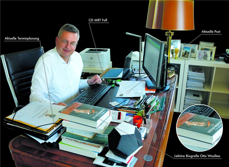 DFB-Präsident Reinhard Grindel an seinem Schreibtisch.