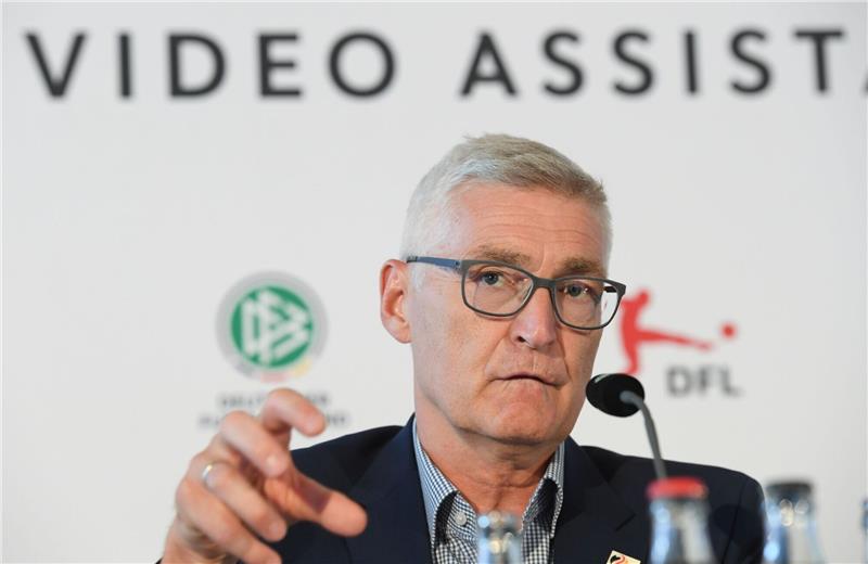 Schiedsrichter-Chef kündigt Veränderungen beim Videobeweis an DFB-Schiedsrichter-Obmann Lutz Michael Fröhlich spricht während einer Pressekonferenz von DFB und DFL in der DFB-Zentrale.