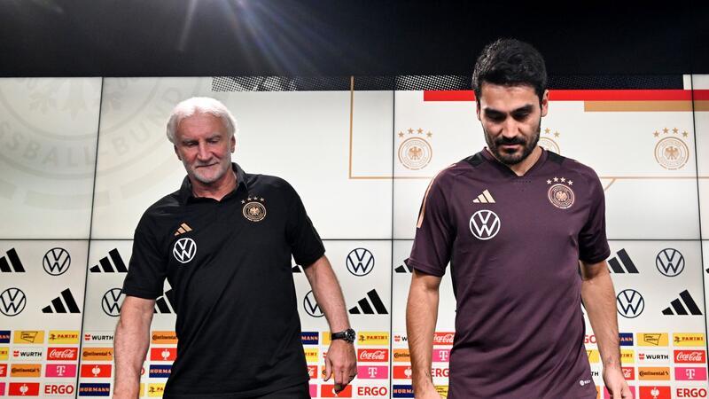 DFB-Sportdirektor Rudi Völler (l) und Ilkay Gündogan.