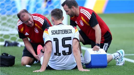 DFB-Teamarzt Jochen Hahne (l) ist für Bundestrainer Nagelsmann ein wichtiger Ansprechpartner.