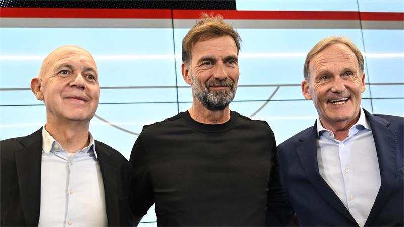 DFB-Vizepräsident Hans-Joachim Watzke (r) mit Bundestrainer Jürgen Klopp (M) DFB-Präsident Bernd Neuendorf. (Archivbild) 