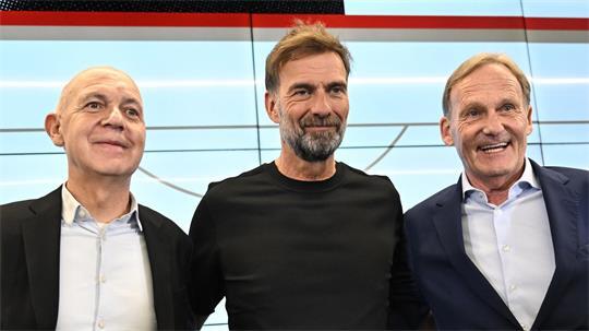 DFB-Vizepräsident Hans-Joachim Watzke (r) mit Bundestrainer Jürgen Klopp (M) DFB-Präsident Bernd Neuendorf. (Archivbild) 