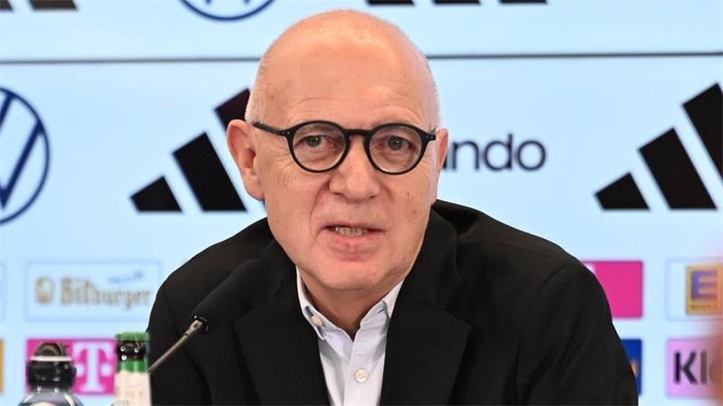 DFb-Präsident Bernd Neuendorf bei der Präsentation von Jürgen Klopp. 