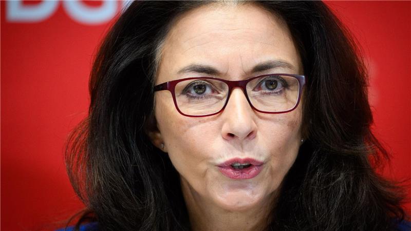 DGB-Chefin Yasmin Fahimi wendet sich strikt gegen Leistungskürzungen der Sozialsysteme.