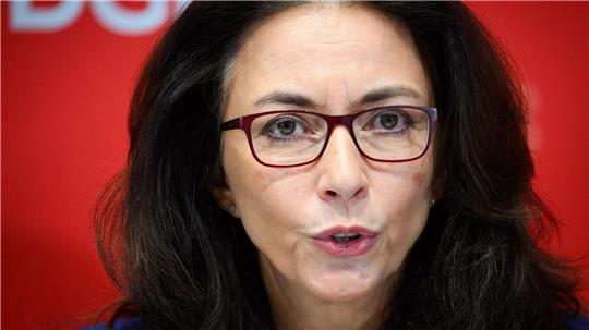 DGB-Chefin Yasmin Fahimi wendet sich strikt gegen Leistungskürzungen der Sozialsysteme.