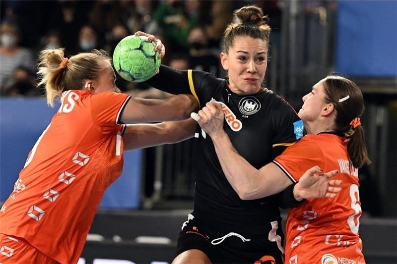 DHB-Co-Kapitänin Emily Bölk soll das Team führen. Archivfoto: Gambarini/dpa