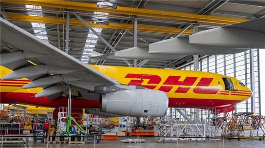 DHL-Flieger in Leipzig: Das Unternehmen hat die Sicherheitsmaßnahmen erhöht. (Archivbild)