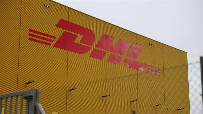 DHL-Logo am Leipziger Flughafen.