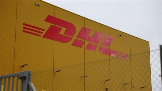 DHL-Logo am Leipziger Flughafen.