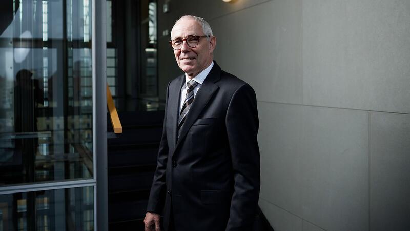 DIHK: Standort Deutschland verliert an Attraktivität DIHK-Präsident Peter Adrian warnt vor einer zunehmenden Verlagerung von Produktion aus Deutschland ins Ausland.