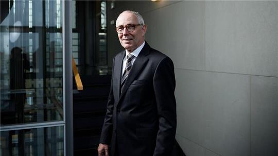 DIHK-Präsident Peter Adrian warnt vor einer zunehmenden Verlagerung von Produktion aus Deutschland ins Ausland.