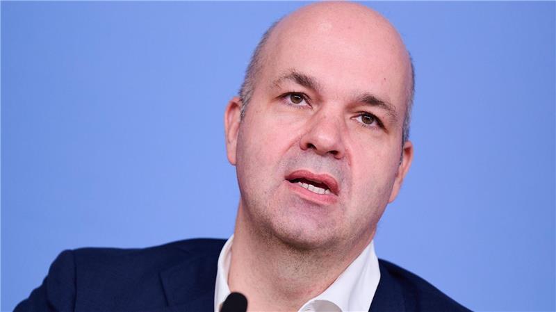 DIW-Chef Marcel Fratzscher hielte einen Tankrabatt für einen teuren Fehler. (Archivbild)