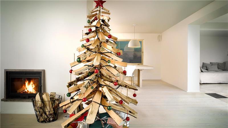 DIY-Variante für Heimwerker - dieser Weihnachtsbaum besteht aus Holzscheiten.