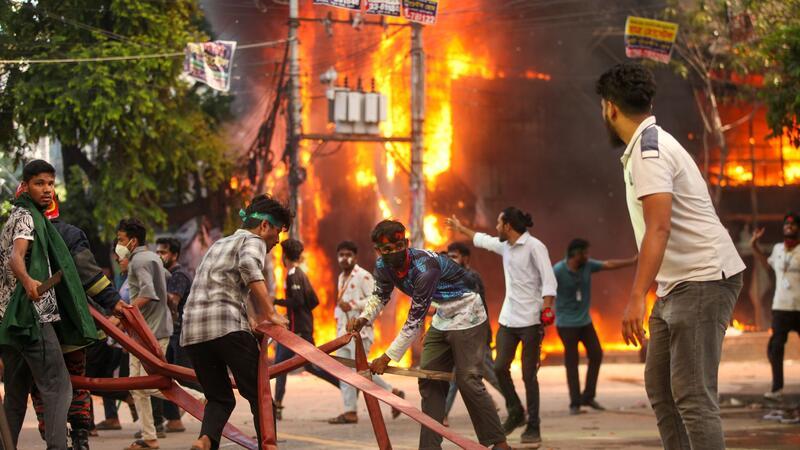 Bangladesch: Regierungschefin tritt nach Protesten zurück DIe Proteste richteten sich zunächst gegen die Wiedereinführung einer kontroversen Quotenregelung im Öffentlichen Dienst, später dann gegen Premierministerin Hasina und ihre Regierung. Dabei kam es immer wieder zu heftigen Zusammenstößen zwischen Demonstranten und Sicherheitskräften.