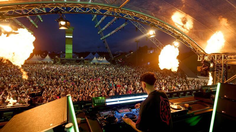 DJ Bennet legt beim Technofestival Nature One auf.
