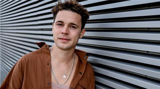 DJ Felix Jaehn hat erstmal alle Shows abgesagt, weil er mehr Pause und Zeit zum Heilen braucht.