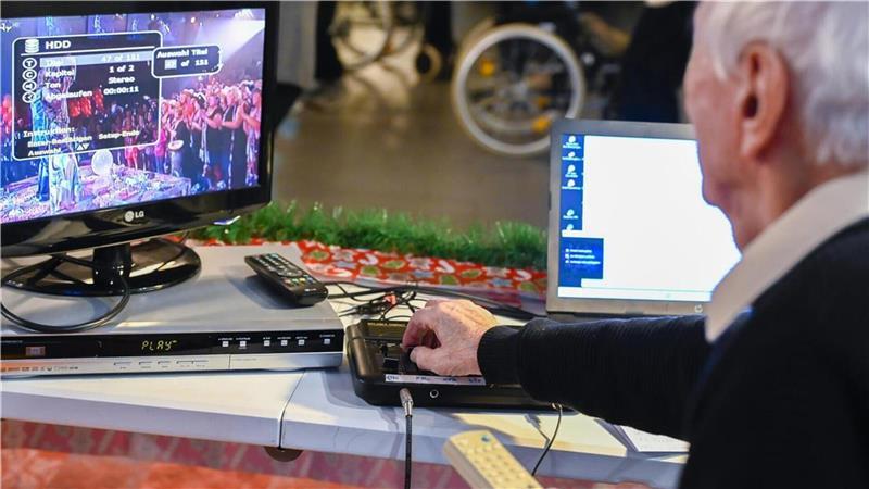 Wenn der Senioren-DJ zur Disco aufspielt, tanzen selbst die Pflegeschüler DJ Hubert Wittig weiß, welche Lieder die Tanzfläche füllen. Der 84-Jährige wohnt selbst im „Haus Stadtgarten“.