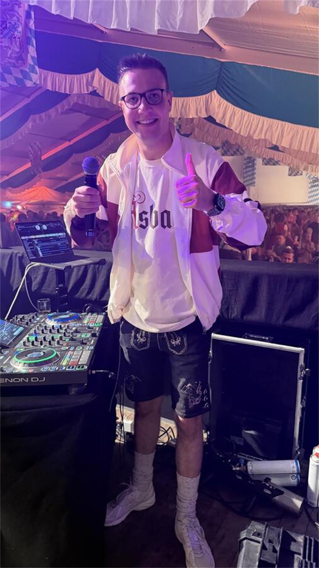 DJ Jannik Heinsohn in schwarzer Jeans-Trachtenhose am ersten Festtag. Am Samstag...