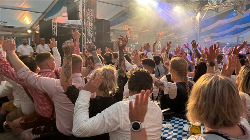 Das Dorf bebt: Revenahe feiert sein Oktoberfest mit Bier und Herzblut DJ Jannik animiert die Gäste zum Mitmachen.