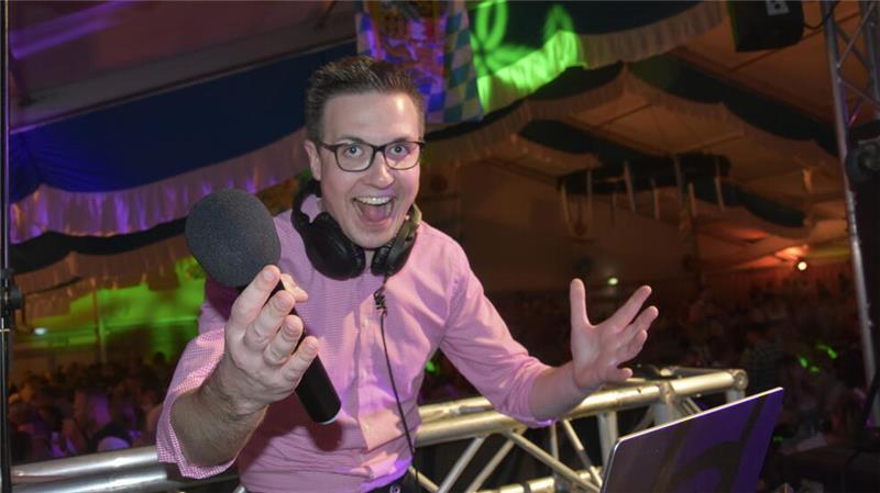 Mega-Gaudi: 3200 Oktoberfest-Fans feiern in Dirndl und Lederhose in Revenahe DJ Jannik ist ein echter Entertainer.