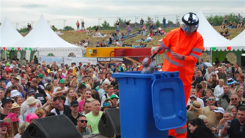 DJ Jannik sammelt als Müllmann verkleidet die Getränkebecher der Festivalbesucher für einen guten Zweck ein.