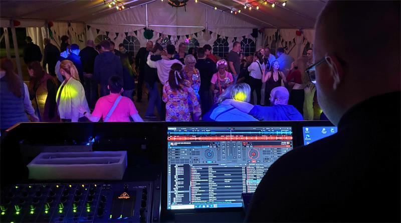 DJ Kim hat die Partymeute und die Technik fest im Blick.