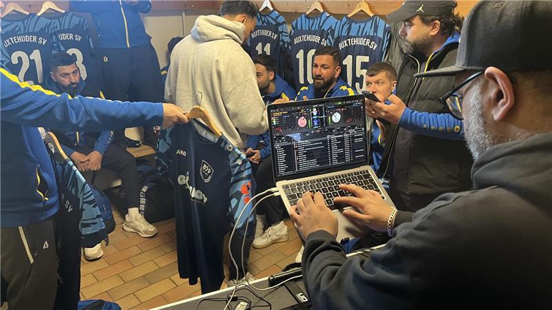 DJ Raw Hit legt vor dem Spiel in der BSV-Kabine auf. Ein Freund der Mannschaft.