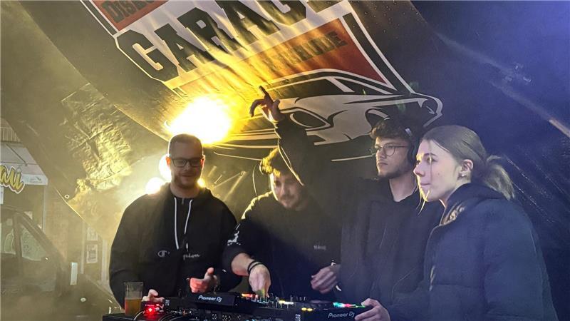 DJs der Discothek Garage bringen das Publikum in der Open-Air-Disco in Bewegung.