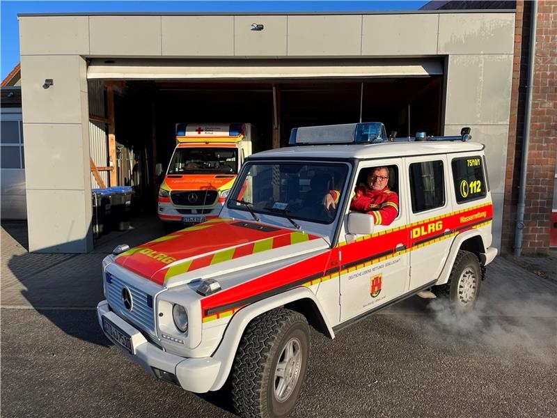DLRG-Vorsitzender Rainer Bohmbach beim Probeparken vor der DRK-Rettungswache in Horneburg/Neuenkirchen, rechts schließt sich das Gerätehaus der Wasserretter an. Foto: Vasel