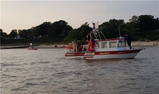 DLRG und Feuerwehr suchten am Donnerstagabend bis zum Einbruch der Dunkelheit nach einem Vermissten am Strand vor Schulau. Foto: DLRG