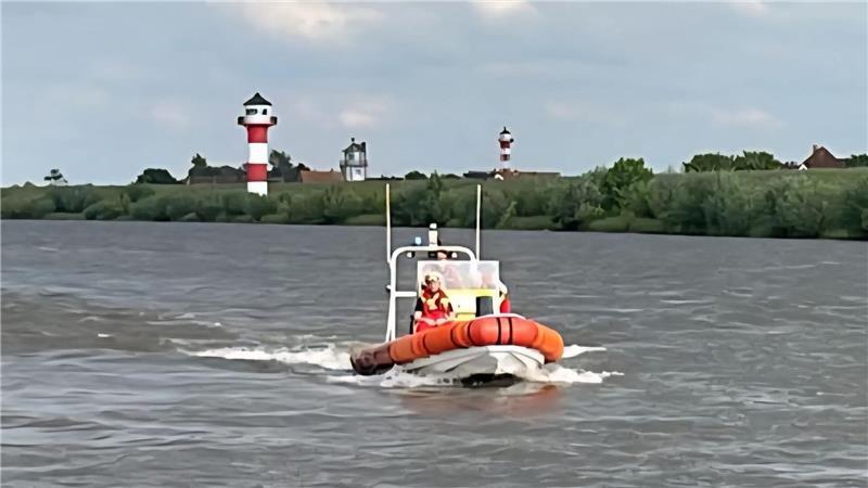 Feuerwehr rettet drei Menschen aus dem Elb-Schlick DLRG und Feuerwehren sind am Samstag zu einem Einsatz an der Elbe im Alten Land ausgeriückt.