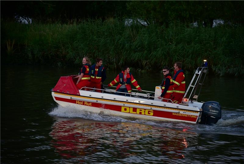 DLRGler auf dem Weg nach Pagensand. Foto Beneke