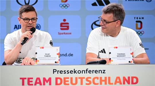 DOSB-Chef Thomas Weikert (r) und Chef de Mission Olaf Tabor hoffen auf viele Medaillen in Paris.