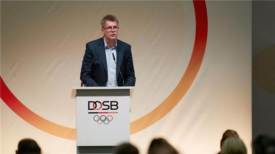 DOSB-Präsident Thomas Weikert spricht bei der DOSB-Mitgliederversammlung.