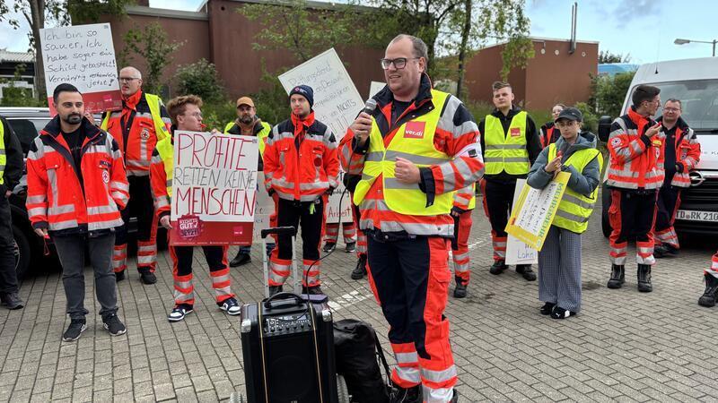 DRK-Betriebsratsmitglied Matthias Mittlmejer fordert gemeinsam mit seinen Kollegen mehr Gehalt für Rettungs- und Notfallsanitäter.