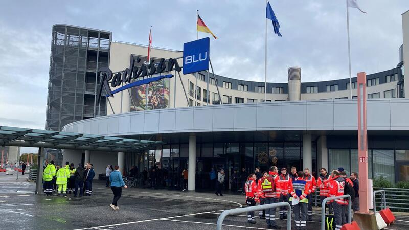 Wegen Geiselnahme: Passagiere verbringen Nacht im Hotel DRK-Einsatzkräfte stehen vor dem Hotel Radisson Blu, in dem Passagiere untergebracht wurden.