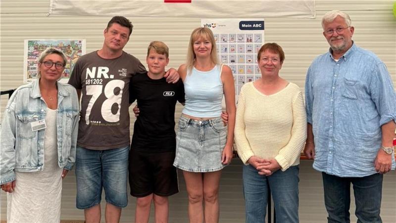 Nach einem Jahr: Ukrainer schließen 13-jährigen Sohn wieder in die Arme DRK-Geschäftsführer Peter Deyle (von rechts) und die stellvertretende Kreisvorsitzende Susanne Ripken freuen sich, dass die ukrainische Familie Tsybulin mit Mutter Olena, Sohn Igor und Vater Vitalii sich in Elsfleth treffen konnte. Links im Bild Übersetzerin Natalia Eisenmann.
