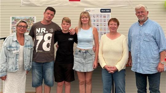 DRK-Geschäftsführer Peter Deyle (von rechts) und die stellvertretende Kreisvorsitzende Susanne Ripken freuen sich, dass die ukrainische Familie Tsybulin mit Mutter Olena, Sohn Igor und Vater Vitalii sich in Elsfleth treffen konnte. Links im Bild Übersetzerin Natalia Eisenmann. 