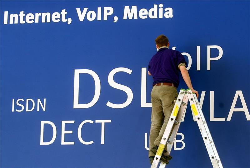 DSL, ISDN und VOIP? Viele Verbraucher steigen heute schon nicht mehr durch, wenn es um ihre Telefon- und Internetverträge geht. Foto Nietfeld/dpa