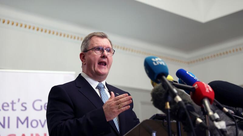 Regierungskrise in Nordirland soll nach zwei Jahren enden DUP-Parteichef Jeffrey Donaldson gibt eine Pressekonferenz.