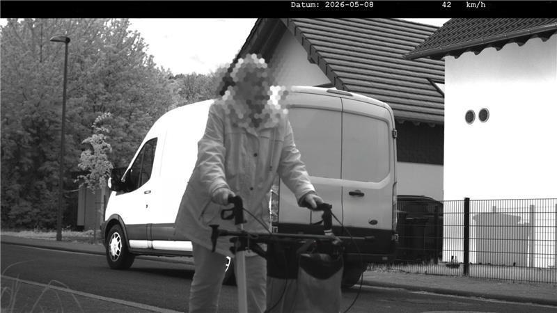 Da das Kennzeichen des Wagens verdeckt ist, kommt der Fahrer ungeschoren davon.