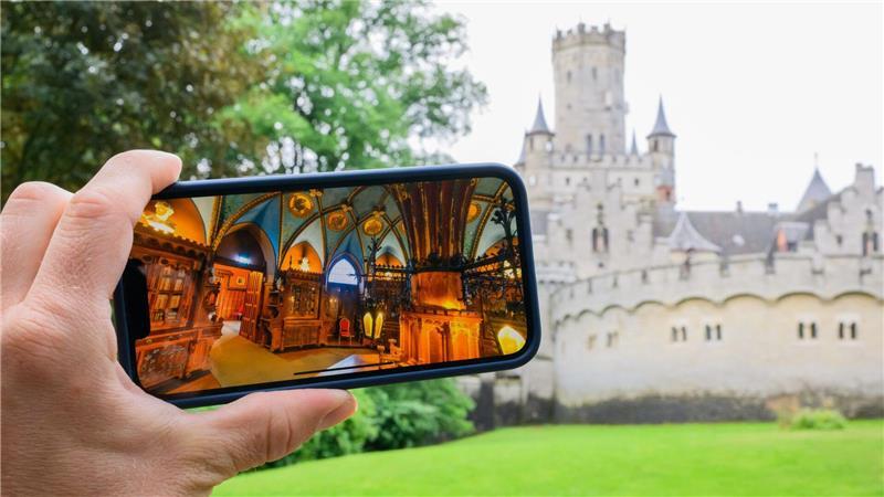 Da das Schloss Marienburg derzeit wegen Sanierungsarbeiten für Besucher geschlossen ist, wird in Zukunft ein virtueller Rundgang durch das Schloss angeboten.