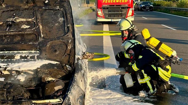 BMW brennt auf A26 bei Horneburg - Autobahn wieder freigegeben Da der Tank des Pkw noch voll war und kontinuierlich Benzin auslief, gestalteten sich die Lösch- und Sicherungsarbeiten schwierig.