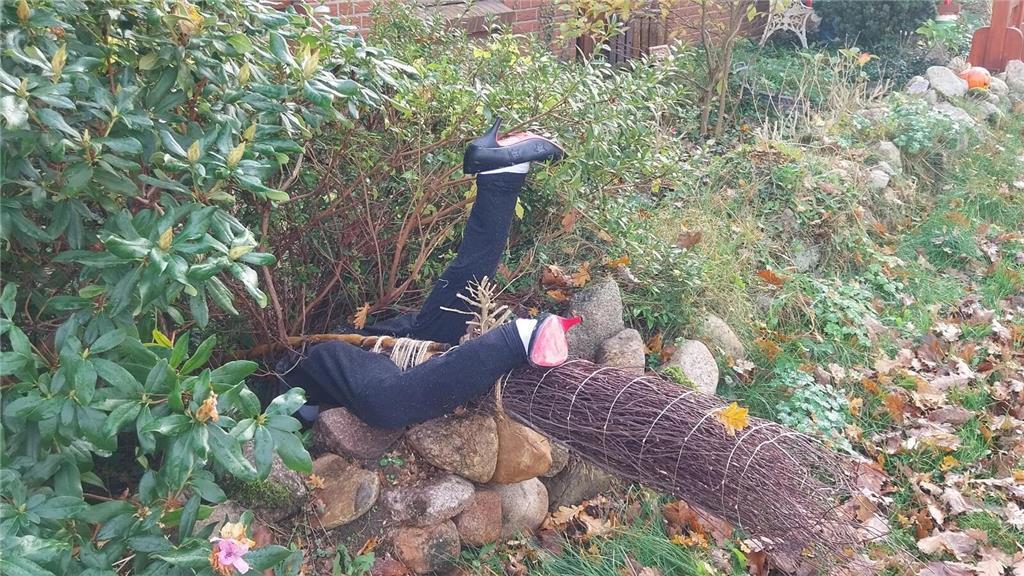 Da die Altkleidercontainer aktuell überfüllt sind, ist Marie Höft nach dem Ausmi...