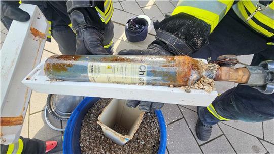 Da die Chlorflasche stark verrostet war, durften die Mitarbeiter der Entsorgungsfirma sie aus Sicherheitsgründen nicht für den Weitertransport annehmen und alarmierten die Feuerwehr.