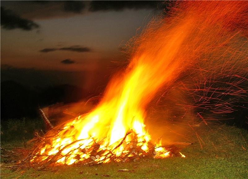 Öffentliche Osterfeuer werden im Kreis Stade wieder erlaubt Da die Corona-Beschränkungen langsam zurückgenommen werden, sind auch wieder Osterfeuer möglich. Foto: Archiv
